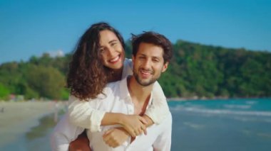 Kumsalda mutlu ve neşeli bir çift