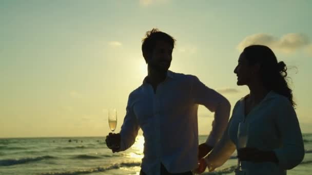 Ευτυχισμένο Και Χαρούμενο Ζευγάρι Που Πίνει Σαμπάνια Στην Παραλία — Αρχείο Βίντεο