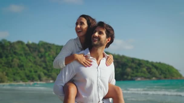 Kumsalda Mutlu Neşeli Bir Çift — Stok video