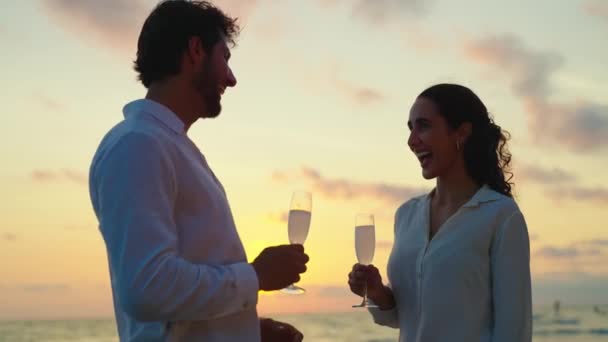 Ευτυχισμένο Και Χαρούμενο Ζευγάρι Που Πίνει Σαμπάνια Στην Παραλία — Αρχείο Βίντεο