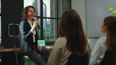 bir grup iş adamı ofiste çalışmayı tartışıyor.