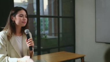 bir grup iş adamı ofiste çalışmayı tartışıyor.
