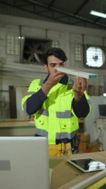 Üniformalı işçi fabrikada çalışıyor.