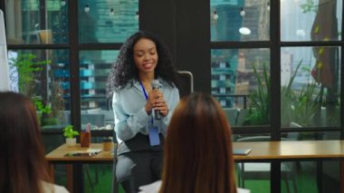 bir grup iş adamı ofiste çalışmayı tartışıyor.