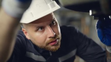 Üniformalı işçi ve fabrikada miğfer