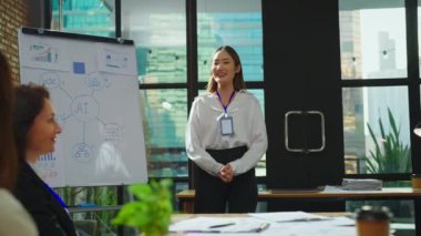 bir grup iş adamı ofiste çalışmayı tartışıyor.