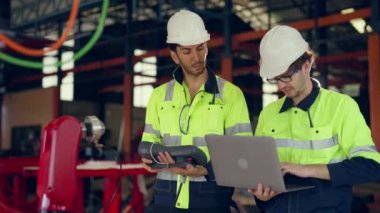 Fabrikada kask takan erkek işçiler