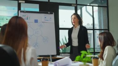 bir grup iş adamı ofiste çalışmayı tartışıyor.
