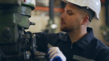 Üniformalı işçi ve fabrikada miğfer