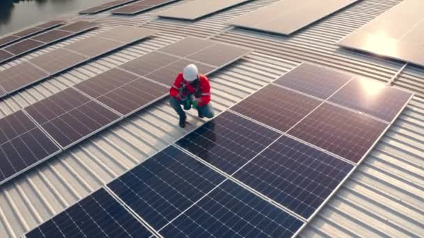 Άνδρας Εργαζόμενος Hardhat Εγκατάσταση Ηλιακών Συλλεκτών Στην Οροφή Του Κτιρίου — Αρχείο Βίντεο