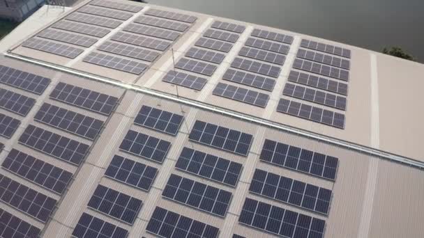 Pannelli Solari Sul Tetto Dell Edificio — Video Stock