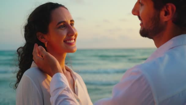 Счастливая Веселая Пара Целуется Пляже — стоковое видео