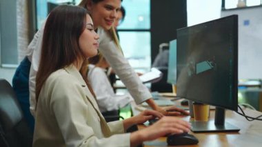 bir grup iş adamı ofiste çalışmayı tartışıyor.