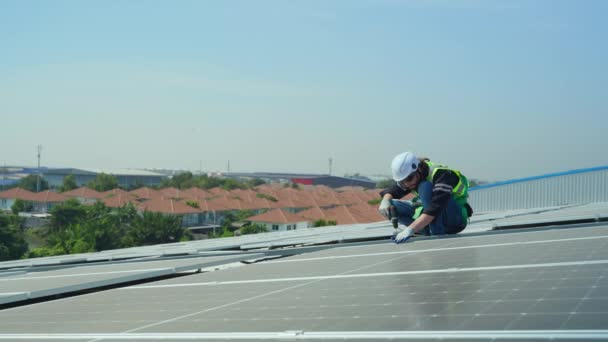 Travailleur Masculin Hardhat Installant Des Panneaux Solaires Sur Toit Bâtiment — Video