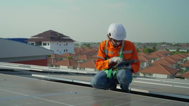 Männlicher Arbeiter Harthut Installiert Solarzellen Auf Dem Dach Des Gebäudes — Stockvideo