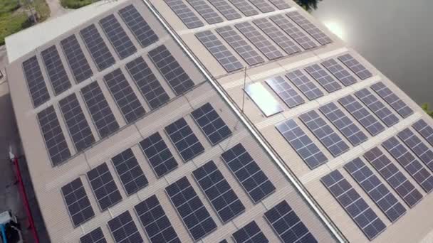 Ηλιακοί Συλλέκτες Στην Οροφή Του Κτιρίου — Αρχείο Βίντεο