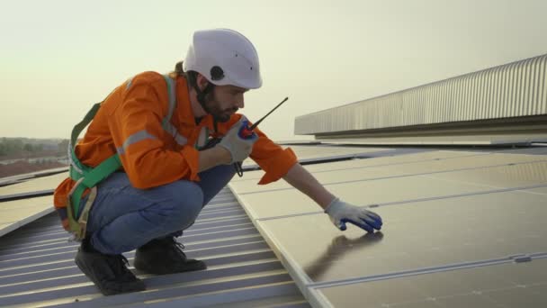 Чоловічий Працівник Хардхаті Пікі Тулкі Даху Будівлі Сонячними Панелями — стокове відео