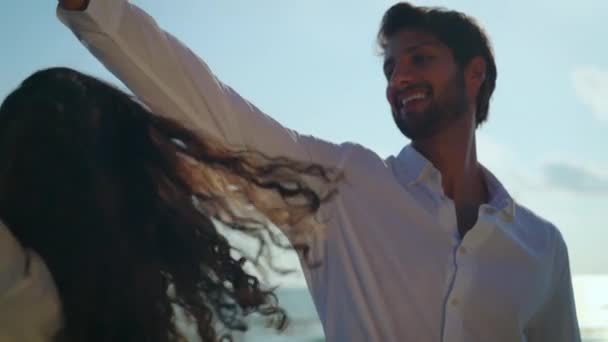 Счастливая Веселая Пара Танцует Пляже — стоковое видео