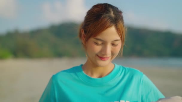 Asijská Dobrovolnice Ukazuje Znamení Svém Tričku Pláži Znečištění Koncepce — Stock video