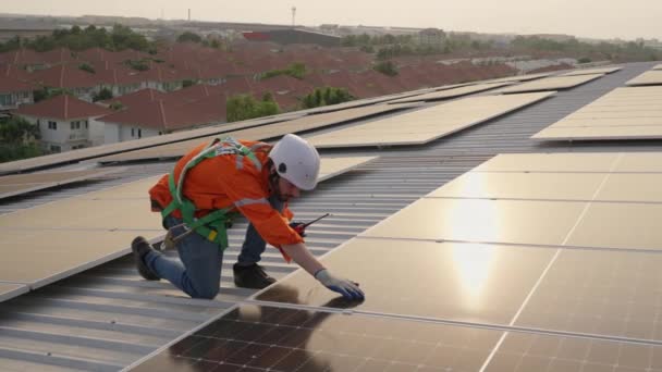 Travailleur Masculin Hardhat Installant Des Panneaux Solaires Sur Toit Bâtiment — Video