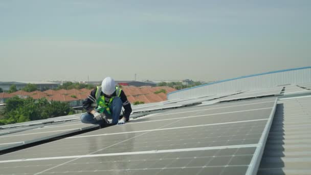 Maschio Lavoratore Hardhat Installazione Pannelli Solari Sul Tetto Dell Edificio — Video Stock