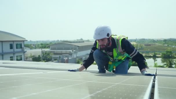 Mannelijke Werknemer Hardhat Installeren Van Zonnepanelen Het Dak Van Het — Stockvideo