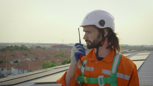 Мужчина Каскаде Рацией Крыше Здания Солнечными Батареями — стоковое видео