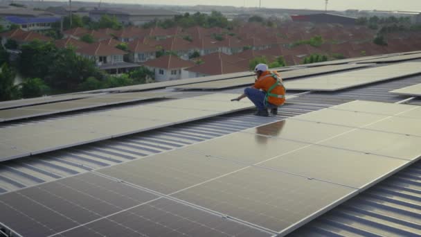 在大楼屋顶安装太阳能电池板的男工 — 图库视频影像
