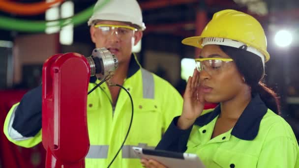 工場で働く保護ヘルメットの男性労働者と女性技術者 — ストック動画