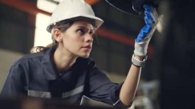 Fabrikada çalışan kadın mühendis.