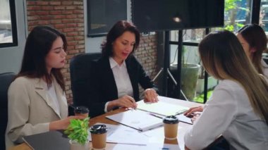 bir grup iş adamı ofiste çalışmayı tartışıyor.