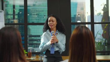 bir grup iş adamı ofiste çalışmayı tartışıyor.