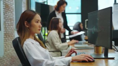 bir grup iş adamı ofiste çalışmayı tartışıyor.