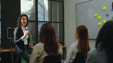 bir grup iş adamı ofiste çalışmayı tartışıyor.