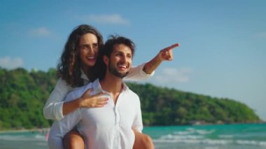 Kumsalda mutlu ve neşeli bir çift