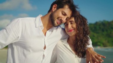 Kumsalda mutlu ve neşeli bir çift