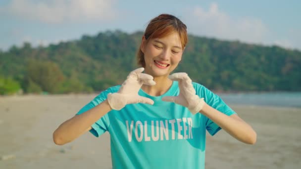 Azjatycki Wolontariusz Pokazując Znak Serca Plaży Koncepcja Zanieczyszczenia — Wideo stockowe