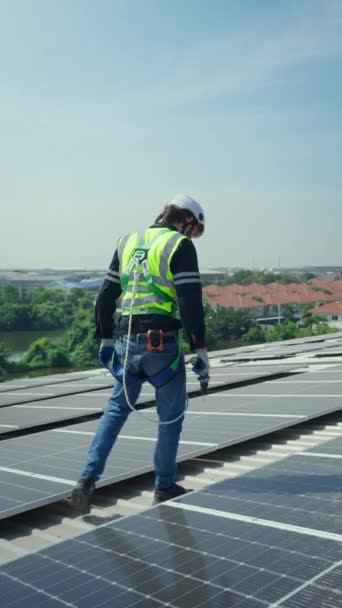 Trabalhador Masculino Chapéu Duro Instalando Painéis Solares Telhado Edifício — Vídeo de Stock
