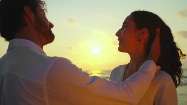 Счастливая Веселая Пара Целуется Пляже — стоковое видео