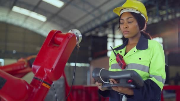 Γυναίκα Μηχανικός Που Εργάζεται Στο Εργοστάσιο — Αρχείο Βίντεο