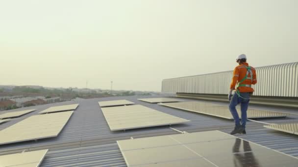 Binanın Çatısına Güneş Panelleri Kuran Kasklı Bir Erkek Işçi — Stok video