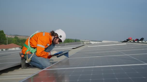 Männlicher Arbeiter Harthut Installiert Solarzellen Auf Dem Dach Des Gebäudes — Stockvideo