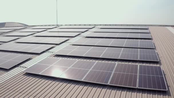 建筑物屋顶上的太阳能电池板 — 图库视频影像