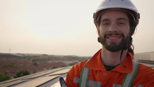 Muž Klobouku Solárními Panely Střeše Budovy — Stock video