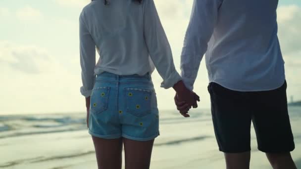 情侣们手牵手在海滩上 — 图库视频影像