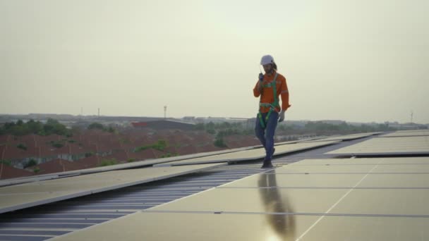 Muž Klobouku Kráčející Střeše Budovy Solárními Panely — Stock video