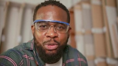 Afrikalı Amerikalı erkek işçi fabrikada çalışıyor.