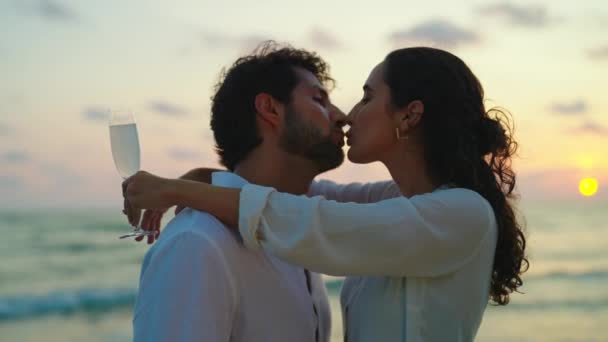 幸せと陽気なカップル接吻オンザビーチ — ストック動画