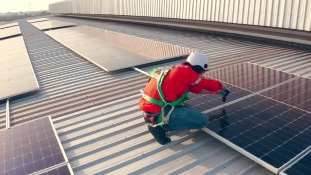 Hombre Trabajador Hardhat Instalación Paneles Solares Techo Del Edificio — Vídeos de Stock