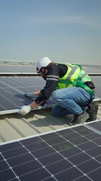 Male Worker Hardhat Installing Solar Panels Roof Building — Stock Video